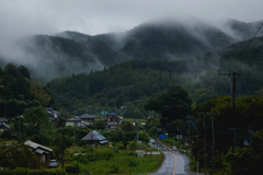 ある集落の小雨降る早朝