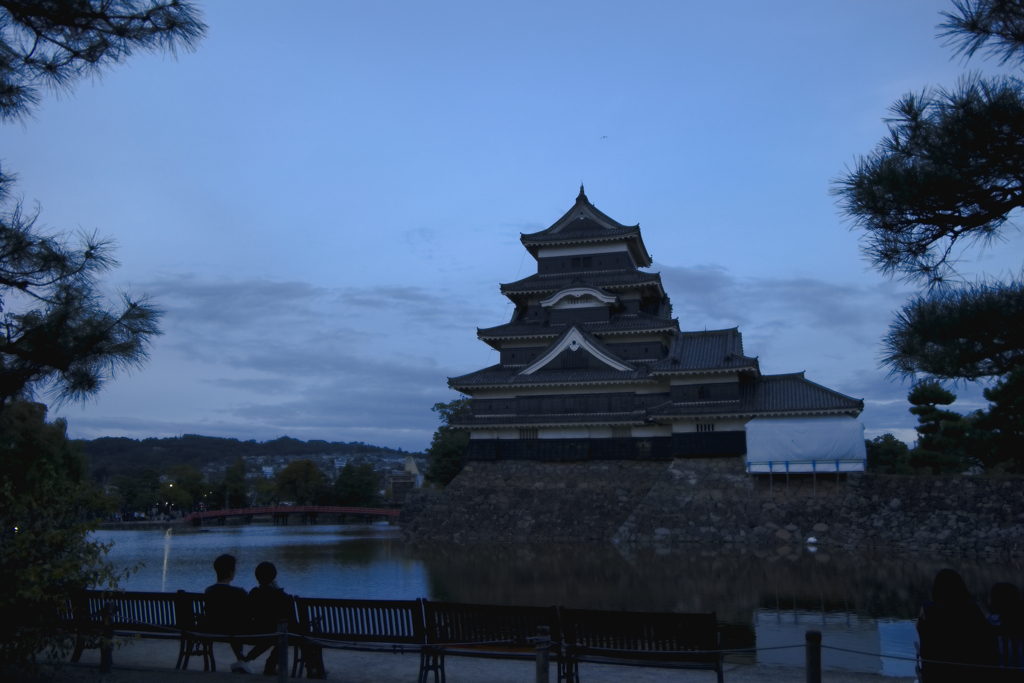 夕闇の城を眺める