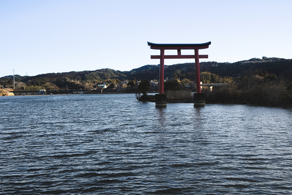 湖上の鳥居