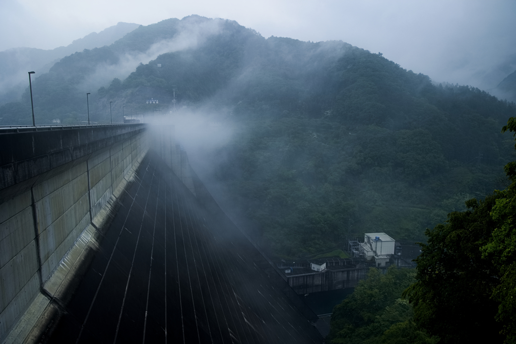 雨ダムの霧靄