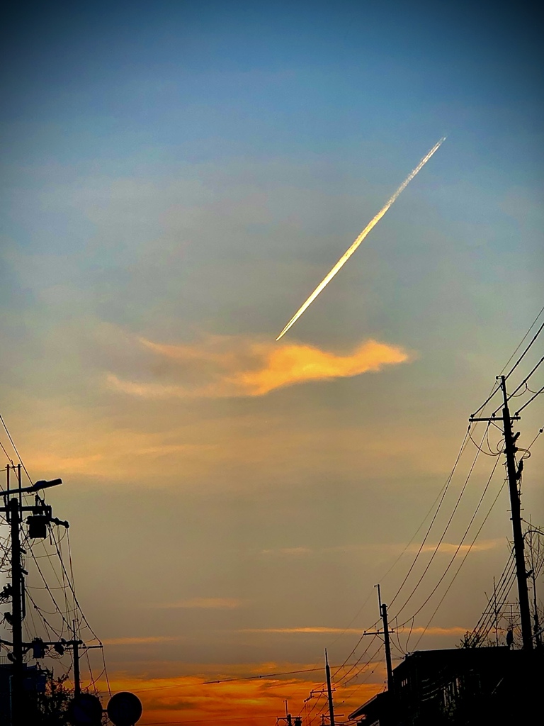 夕焼けと飛行機雲