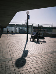 京王若葉台駅前の街灯とベンチ