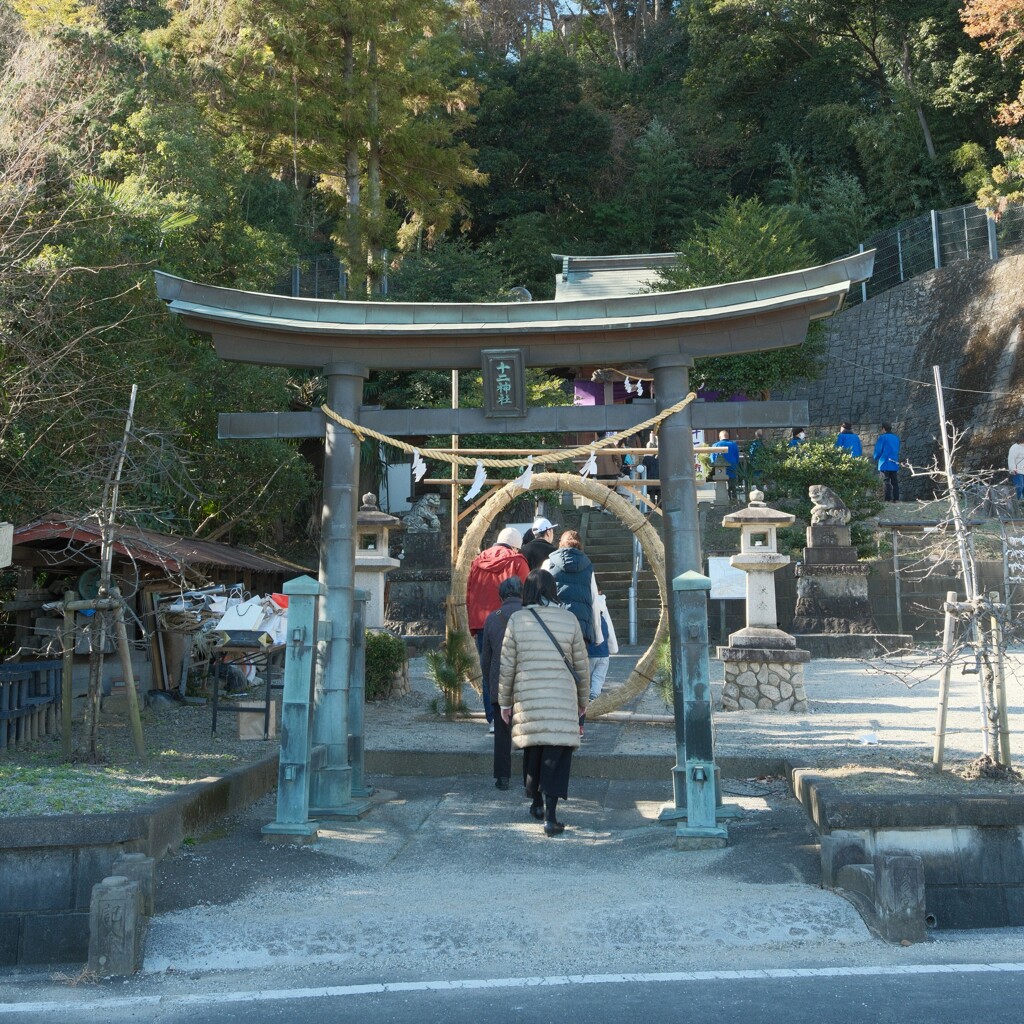 元旦の十二神社（横浜市）の鳥居