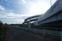 河川管理用通路からの横浜青葉インターチェンジ