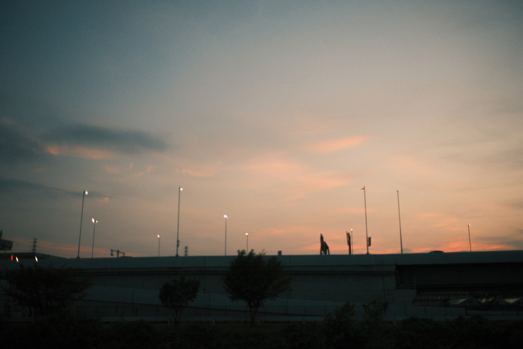 黄昏時の空と高速道路