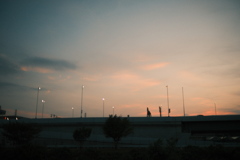 黄昏時の空と高速道路
