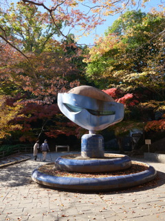 野外彫刻と紅葉