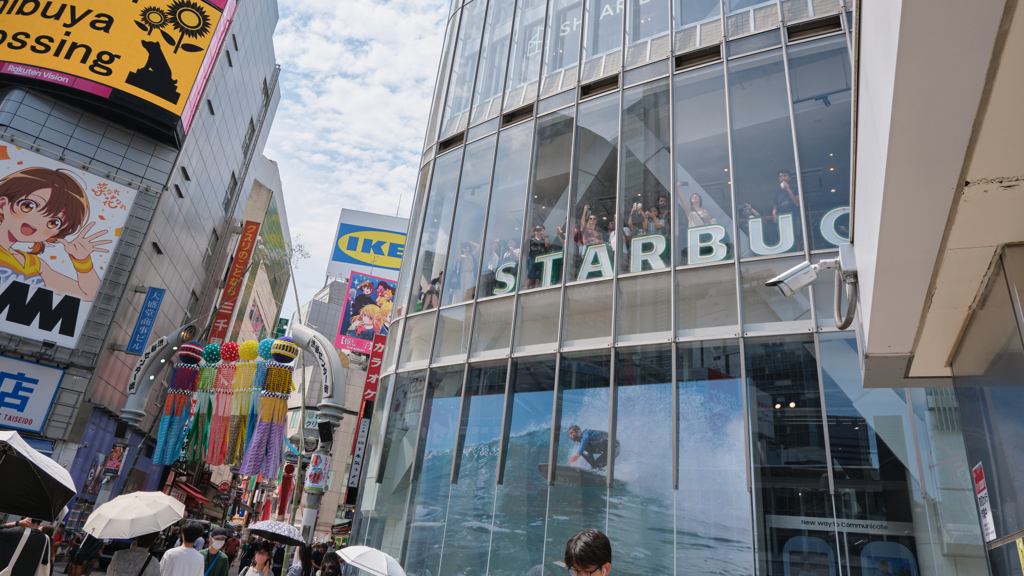 スタバからスクランブル交差点を撮影する観光客とセンター街入り口