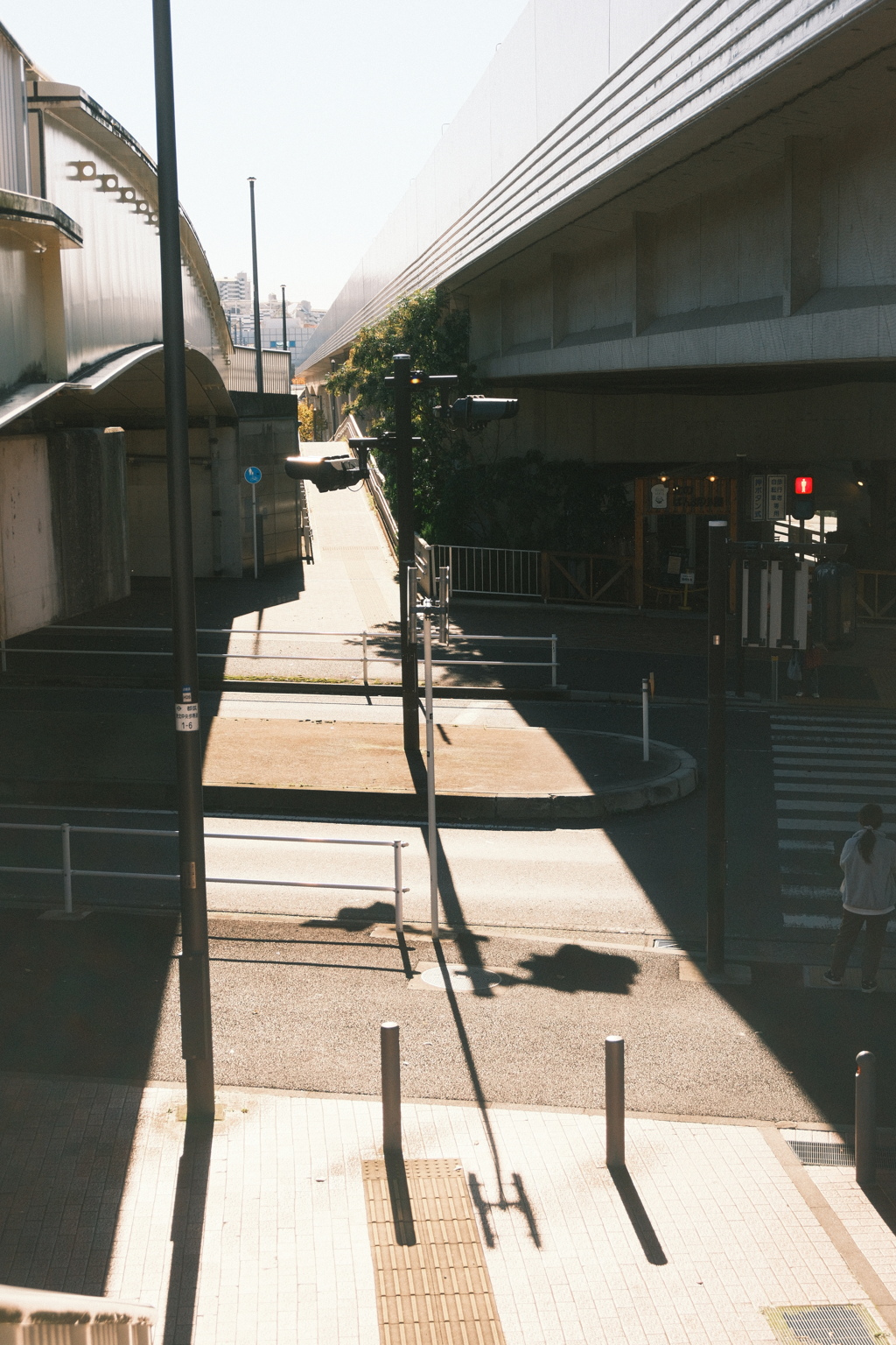 歩道橋と地下鉄高架の間