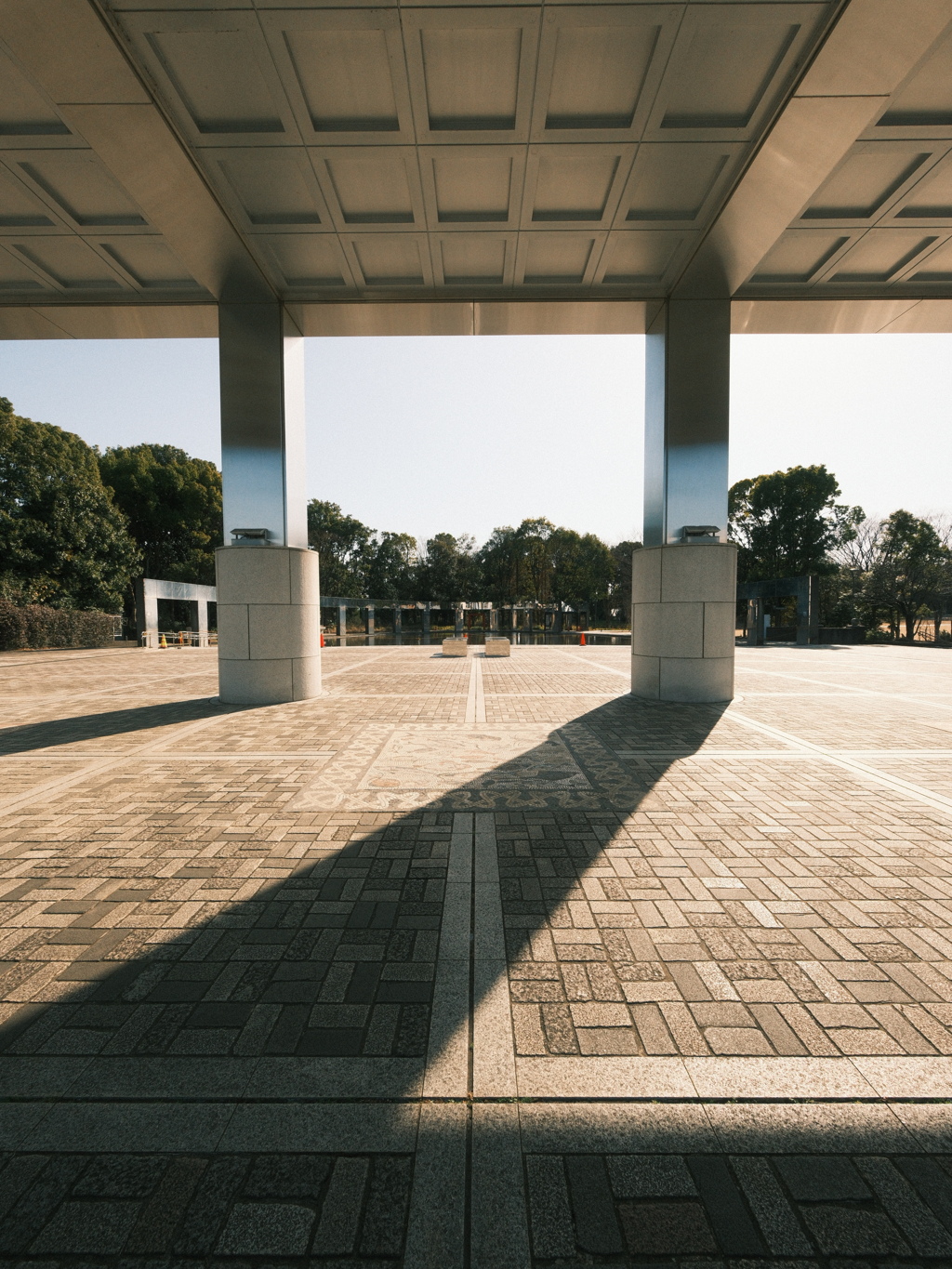 パルテノン多摩のパーゴラ下