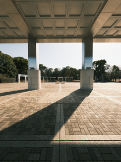 パルテノン多摩のパーゴラ下