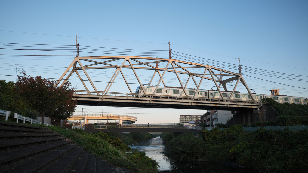 早朝の鶴見川橋梁(東急田園都市線)