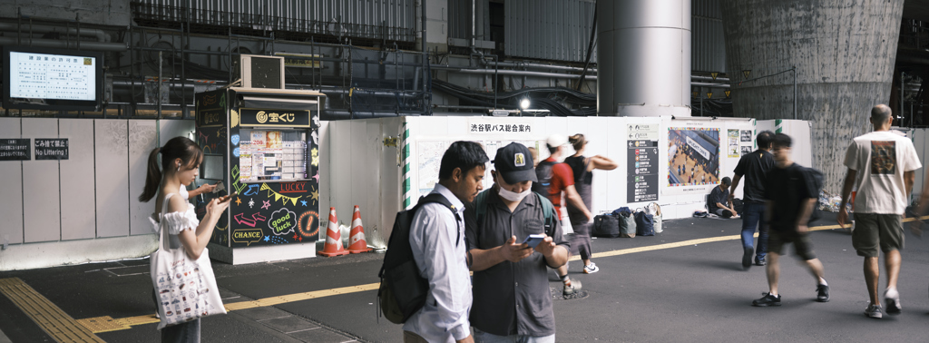 ネオンカラーの宝くじ売り場