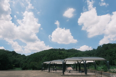 夏空と里山とパーゴラ