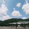 夏空と里山とパーゴラ