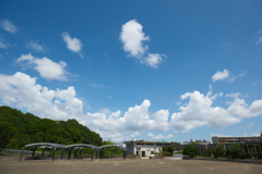 綿雲と公園の広場