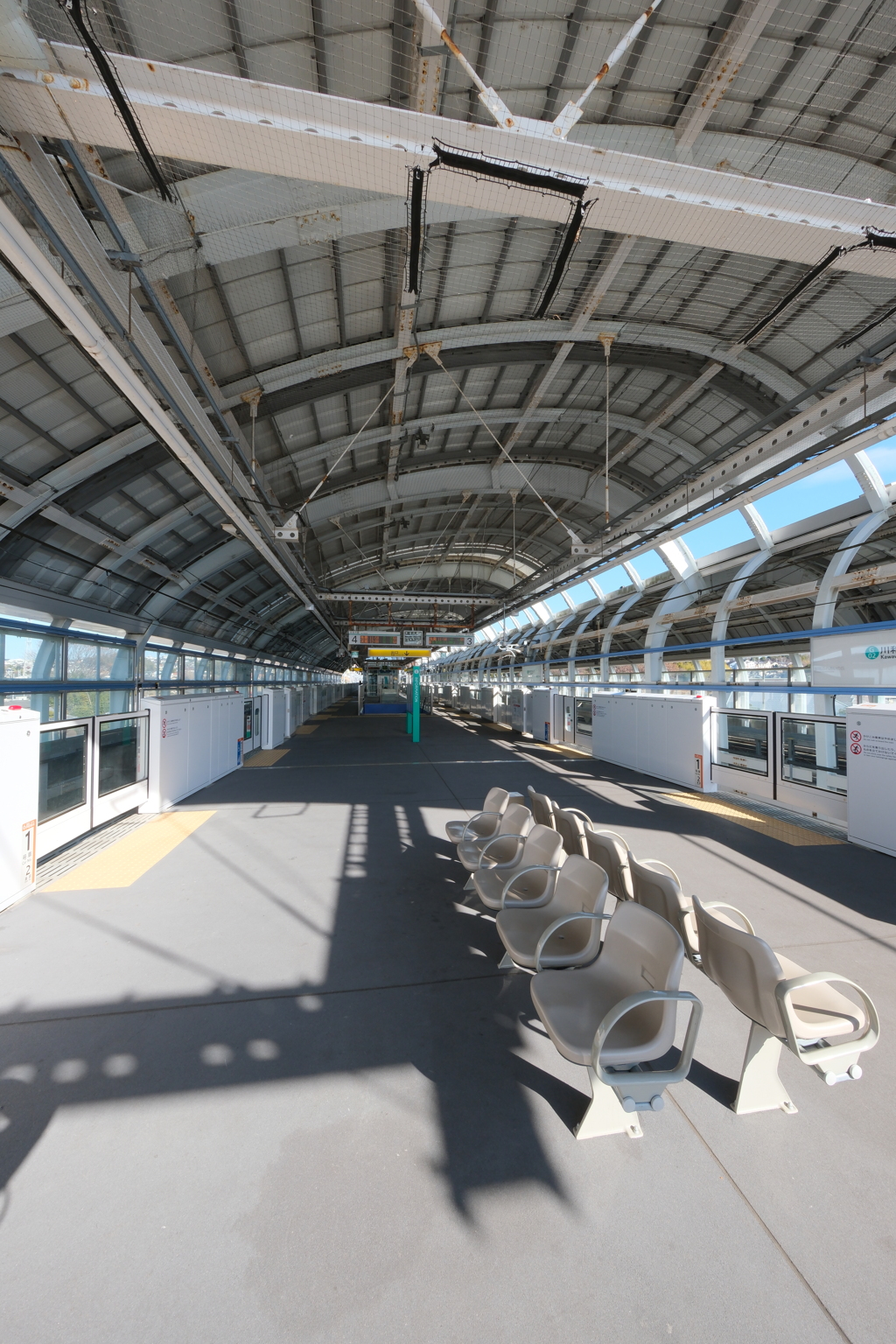 グリーンライン川和町駅のプラットホーム