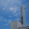 青空と都筑区総合庁舎の上の部分