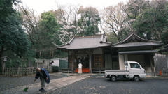 神社と軽トラック