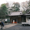 神社と軽トラック