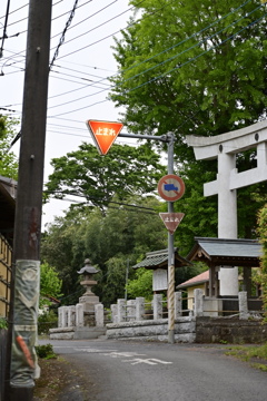 田舎の交差点と神社
