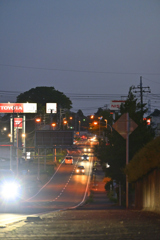 夕暮れと国道