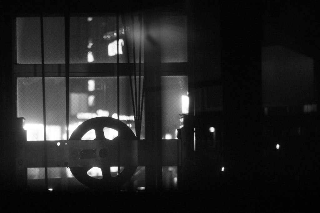 夜を支える