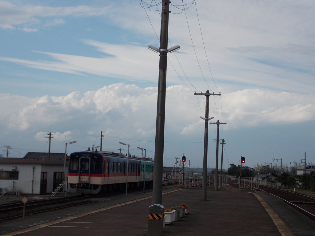 駅のホームと初夏の雲