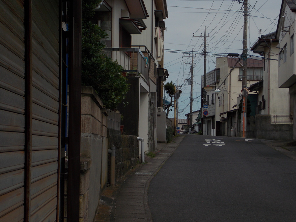 静まり返った商店街