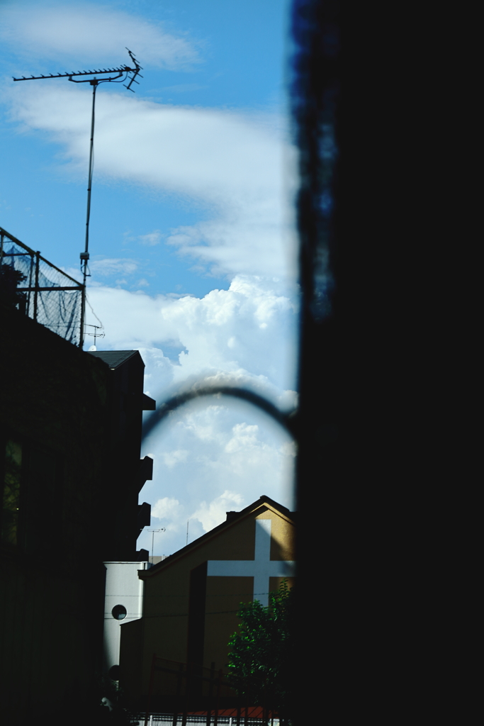 住宅街を覗く雲