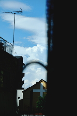 住宅街を覗く雲