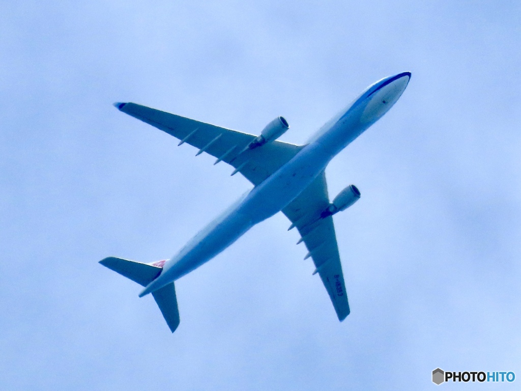 青空に飛ぶ飛行機