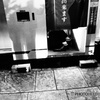証明写真を撮る女を撮る男