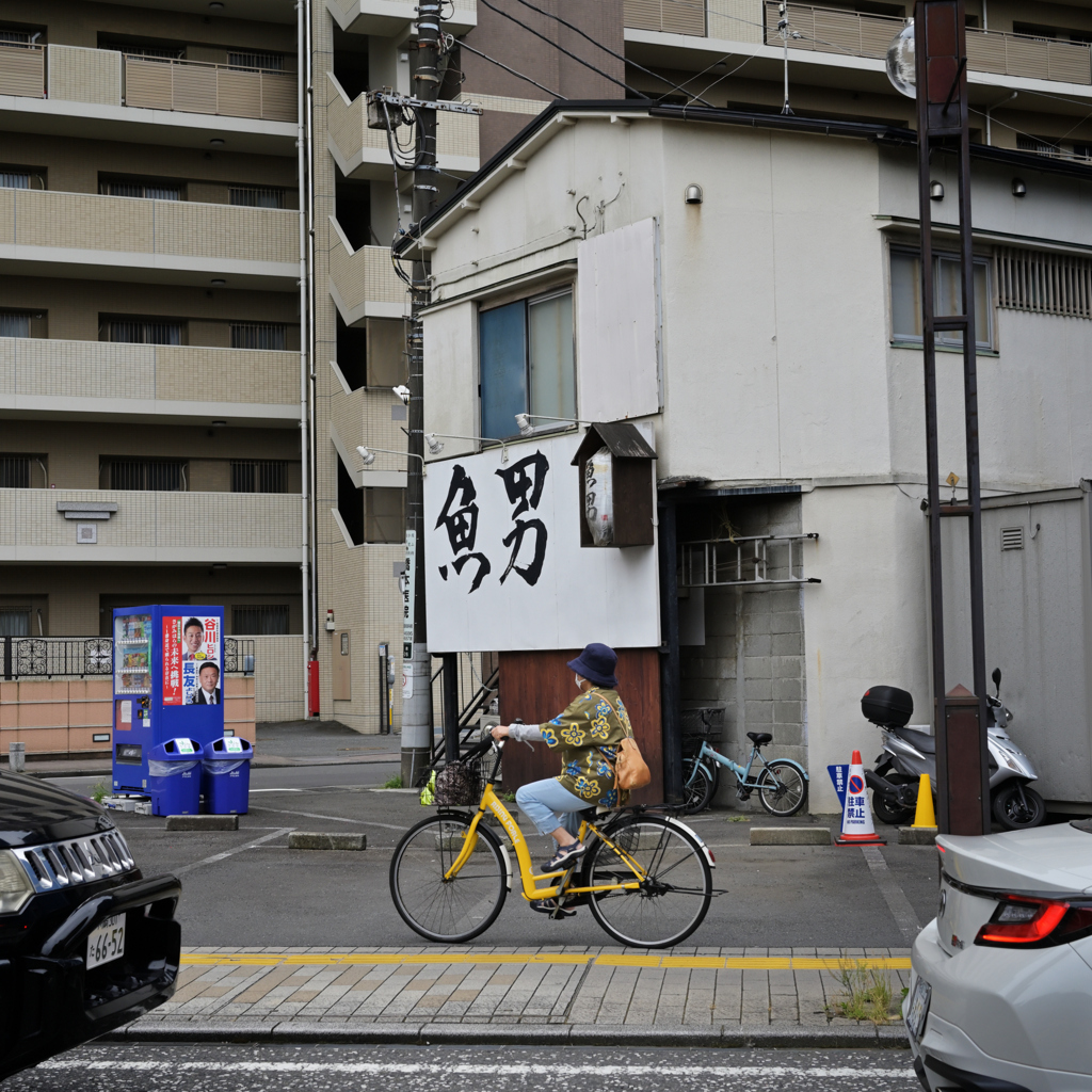 駅へ急ぐ人