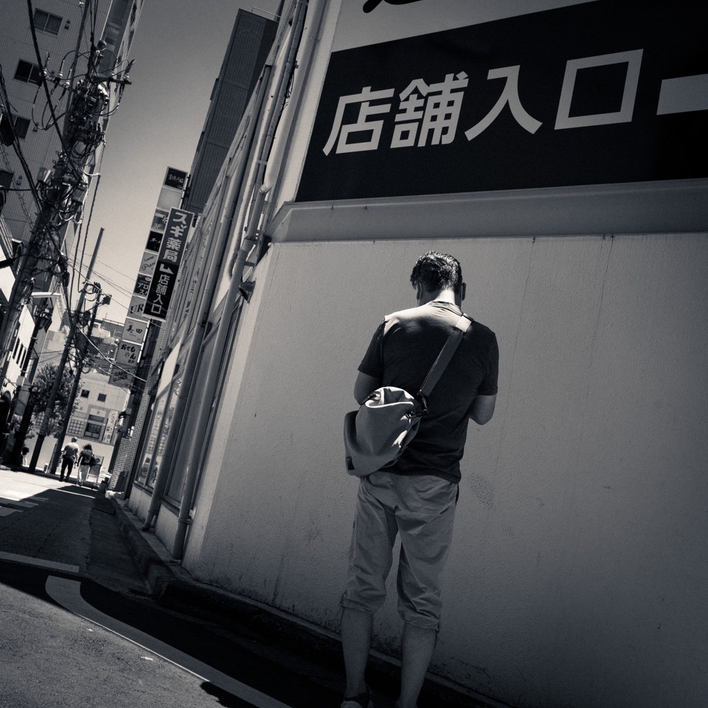 立ち止まる人