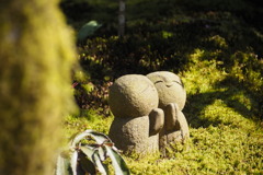 自然と戯れるお地蔵さん