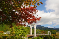 紅葉の向こうの橋
