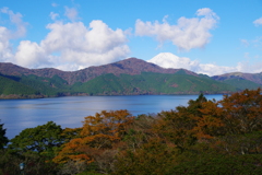 秋の湖畔の富士