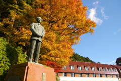 庭園の銅像と秋