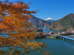 富士と丹沢湖と紅葉