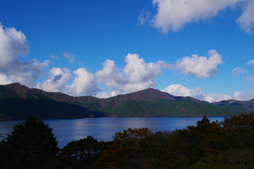 秋の富士山と芦ノ湖