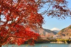 晩秋の丹沢湖と富士