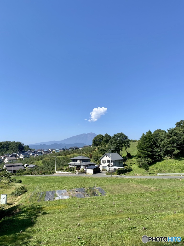 丘の上から見る岩手山