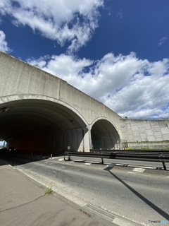 街にあるトンネル