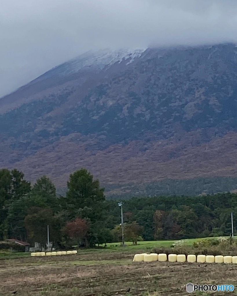 山のそばで
