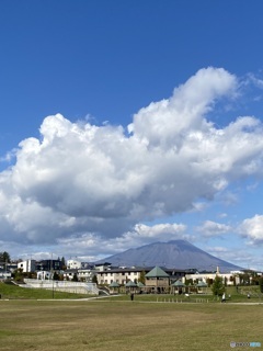 押しつぶされそうな岩手山