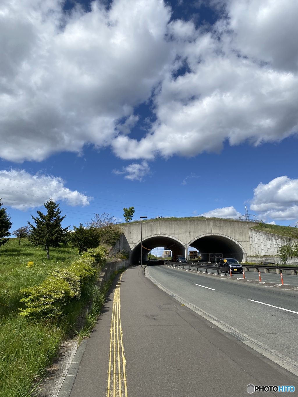 トンネルの見える道路