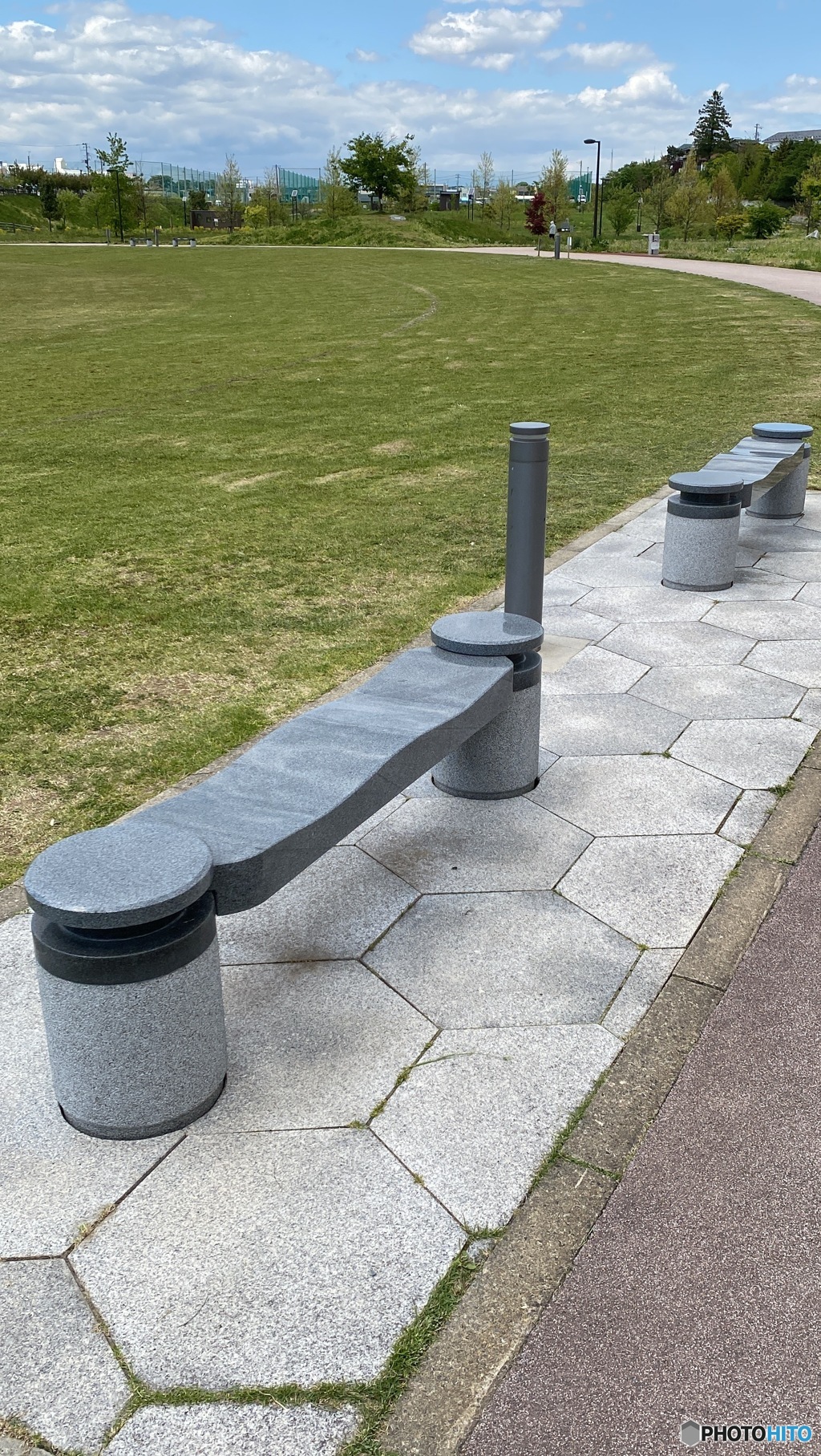 形が面白い公園のイス