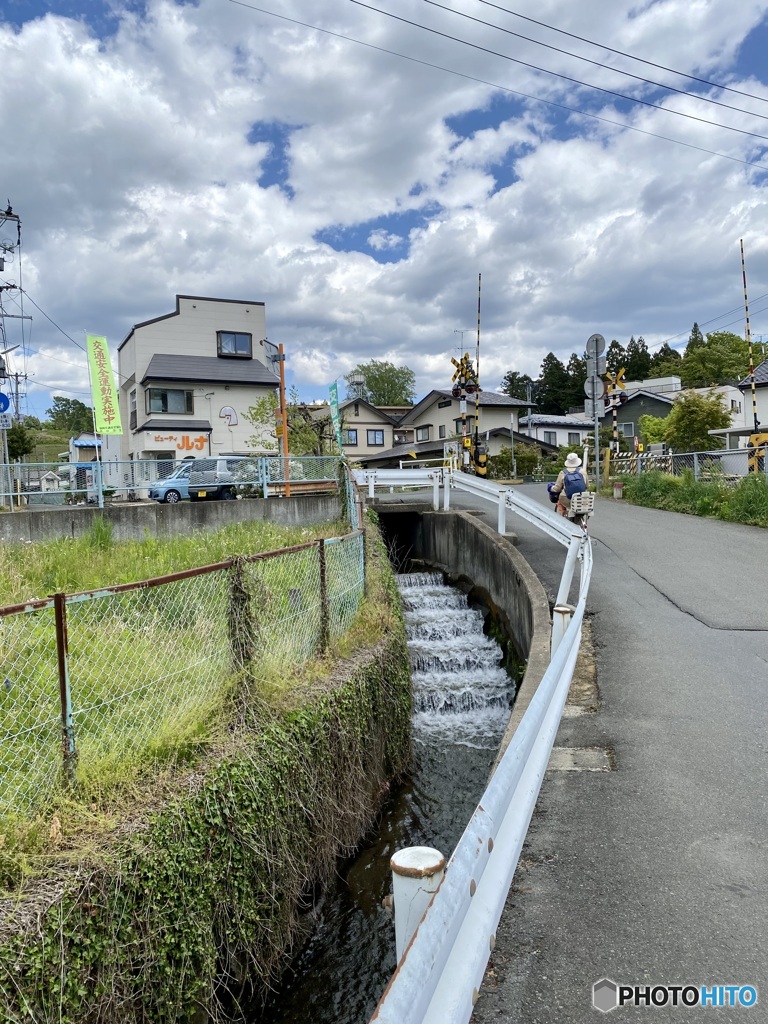 小さな川が流れる道