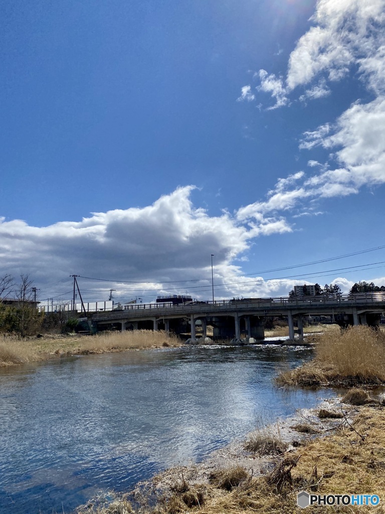 川のある散歩道